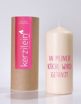 Flamme, pink, IN MEINER K&Uuml;CHE WIRD GETANZT, Stumpenkerze gro&szlig; 18,5 x 7,8 cm